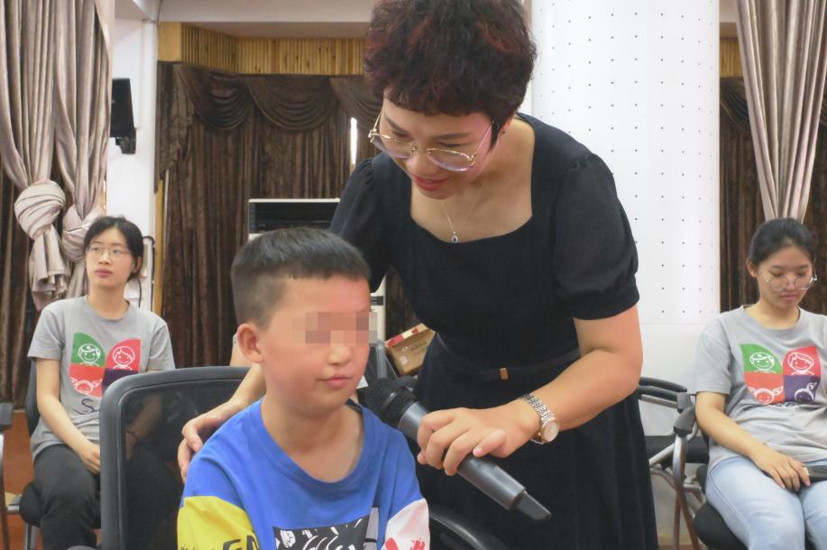 圖為龔彩霞老師進(jìn)行兒童團(tuán)體輔導(dǎo)